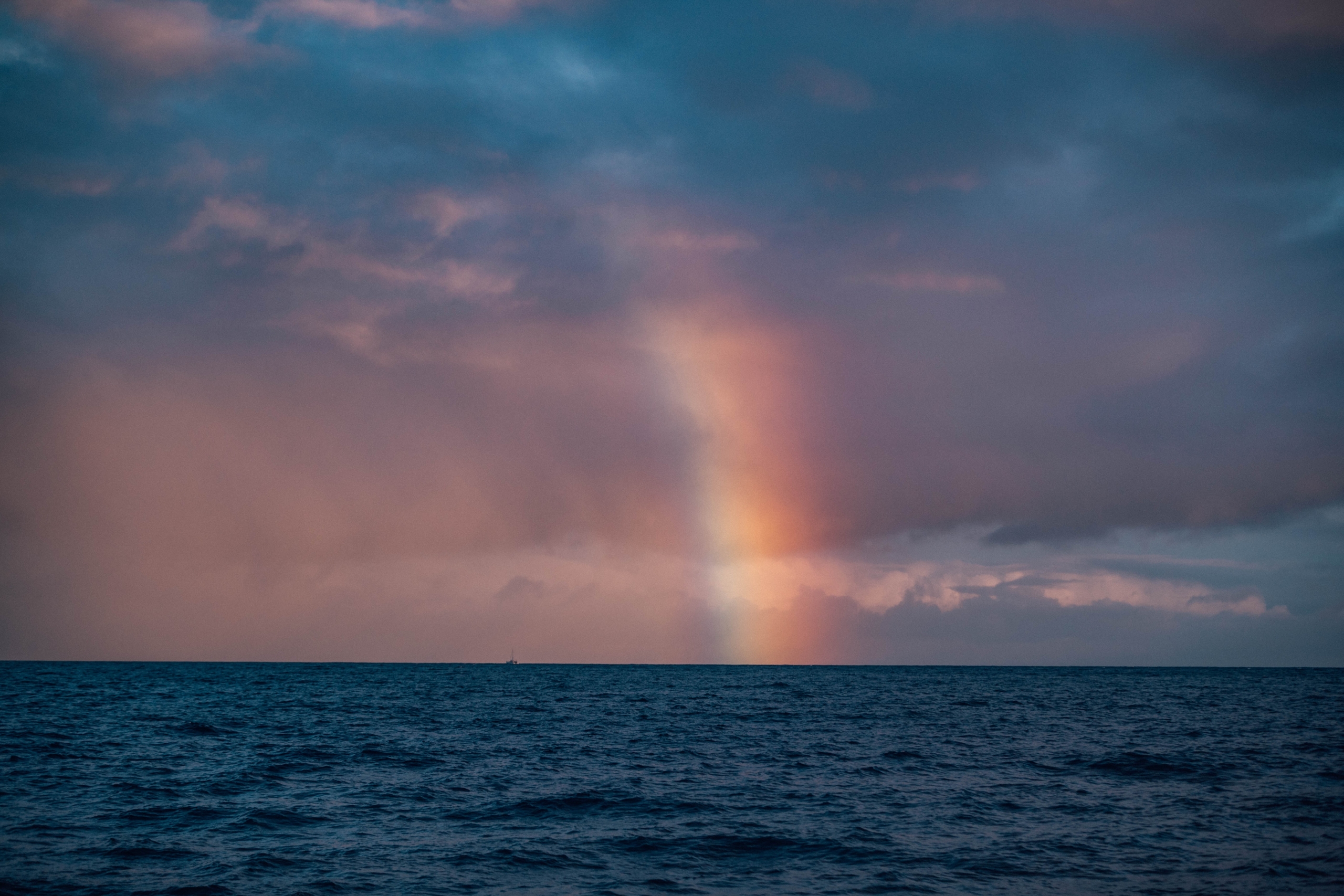 Regenbogen über Meer