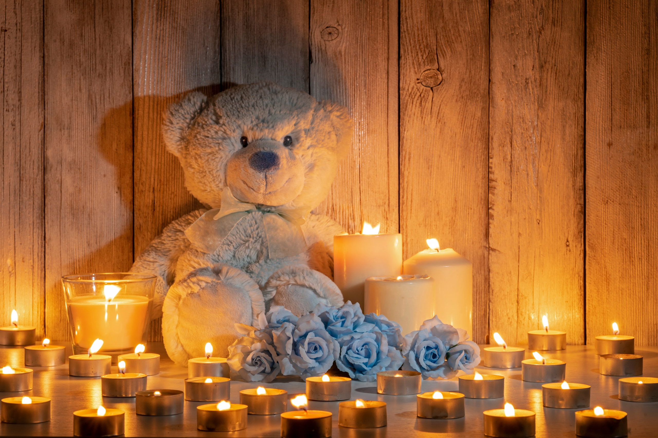 Teddybär und Kerzen