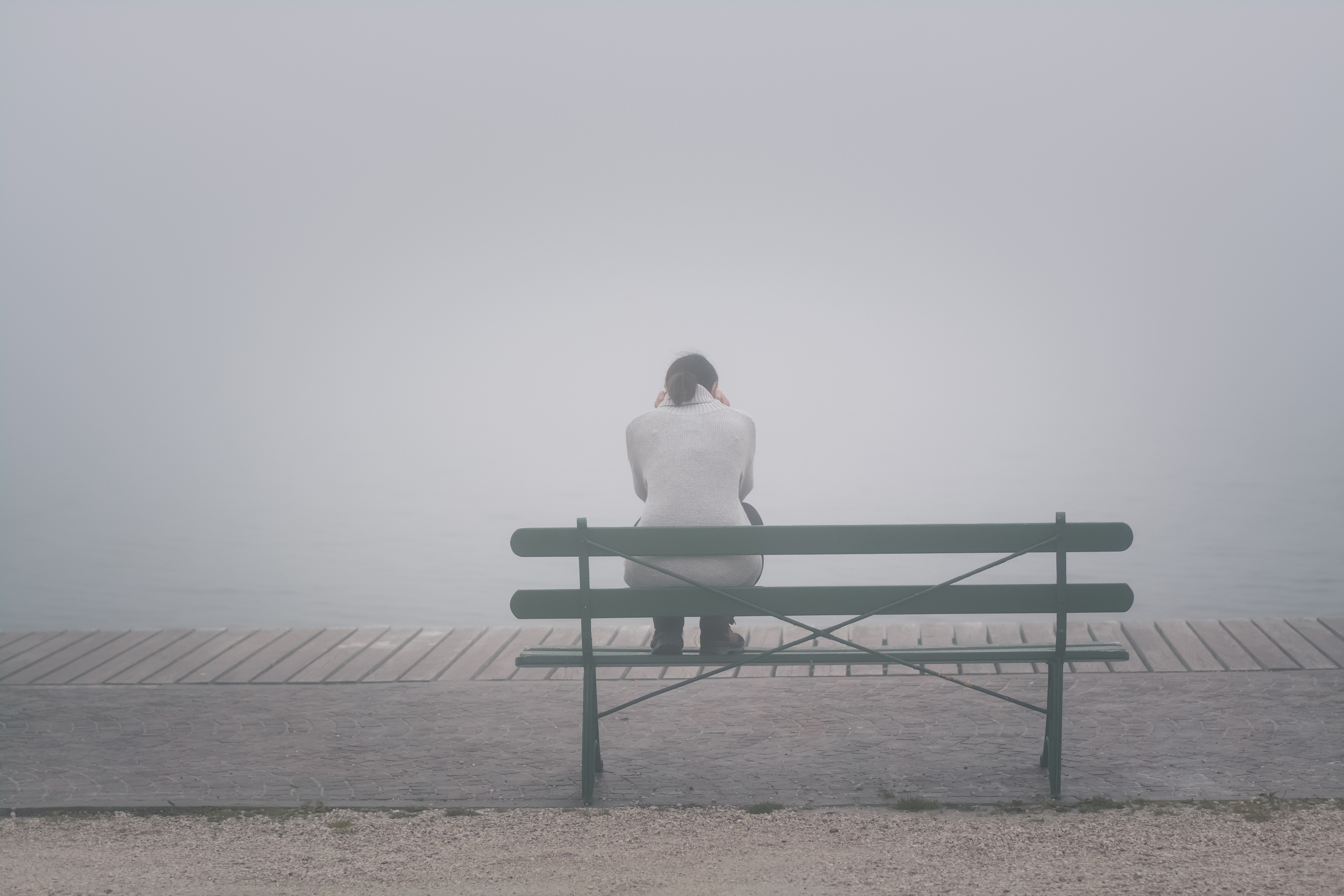 Depressive Frau auf Bank sitzend